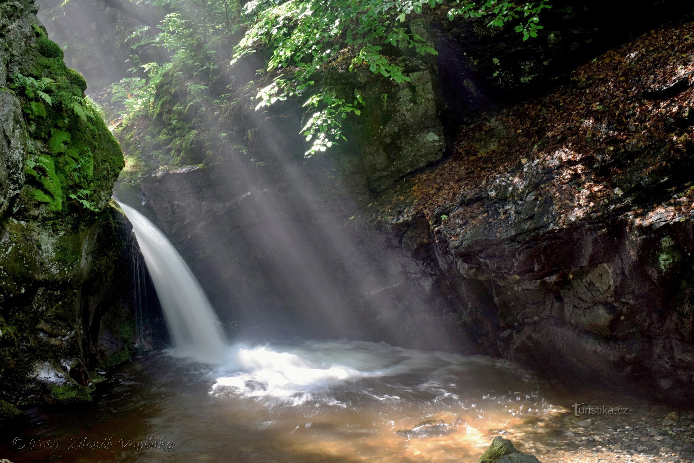 Водоспади Срібного Потоку /Nýznerovské waterfalls/.