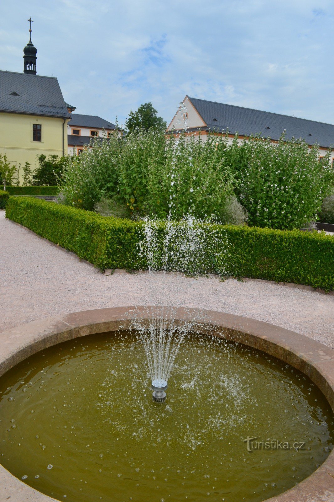 фонтан в травяном саду