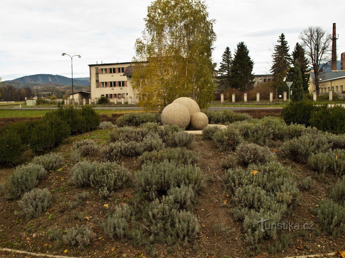 Fontana u parku kod staklane