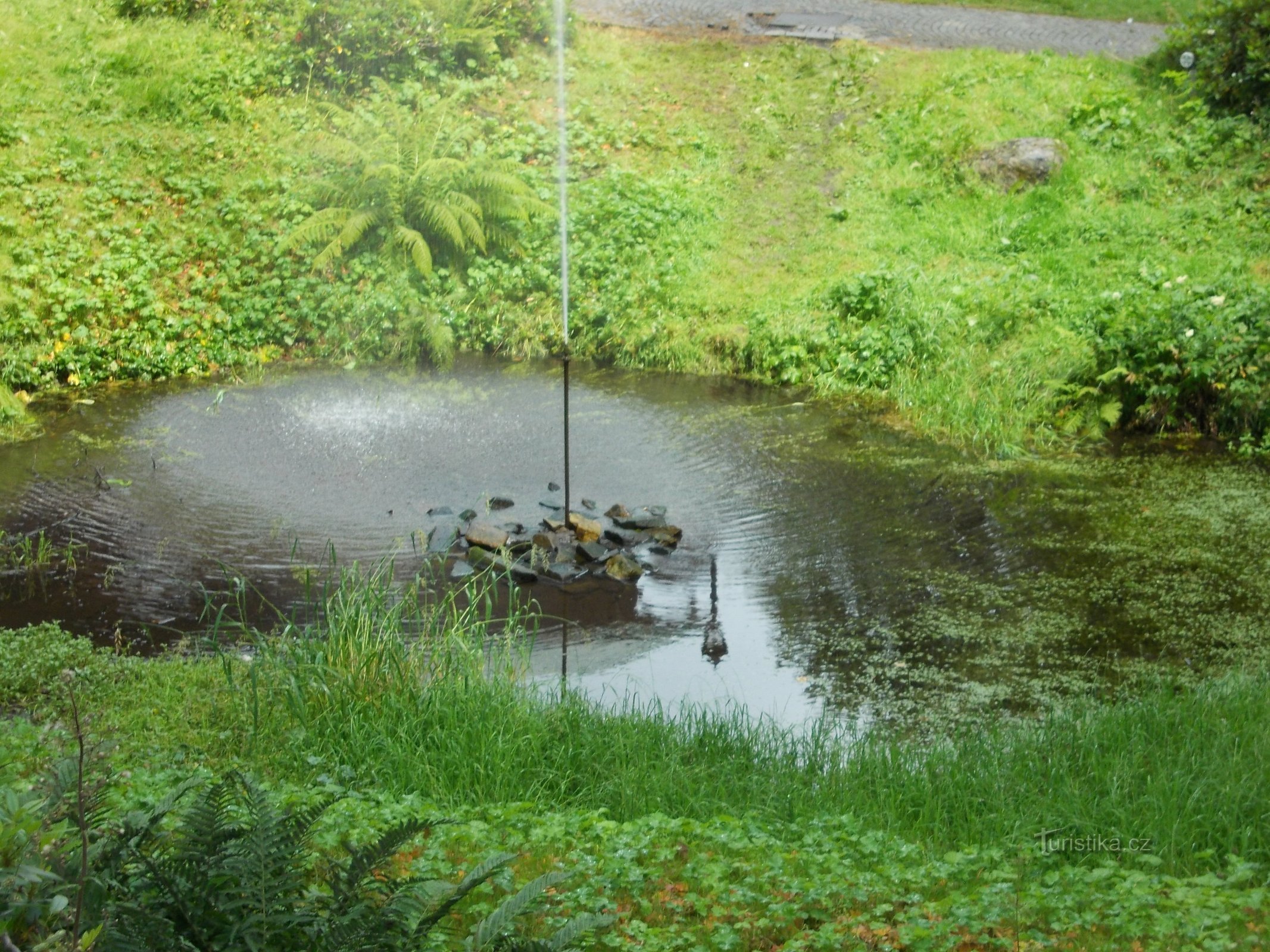 fuente en el verde