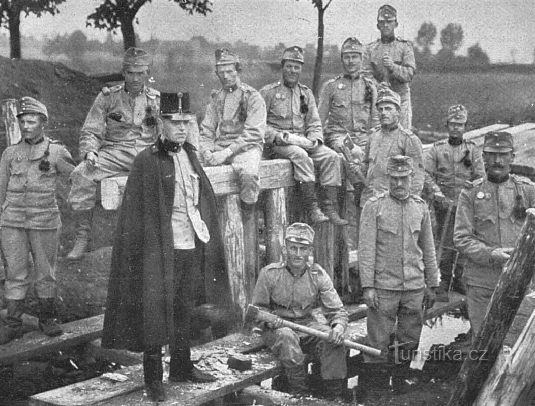 Vojaki, ki so bili napoteni v Třebovětice za pomoč (1909)