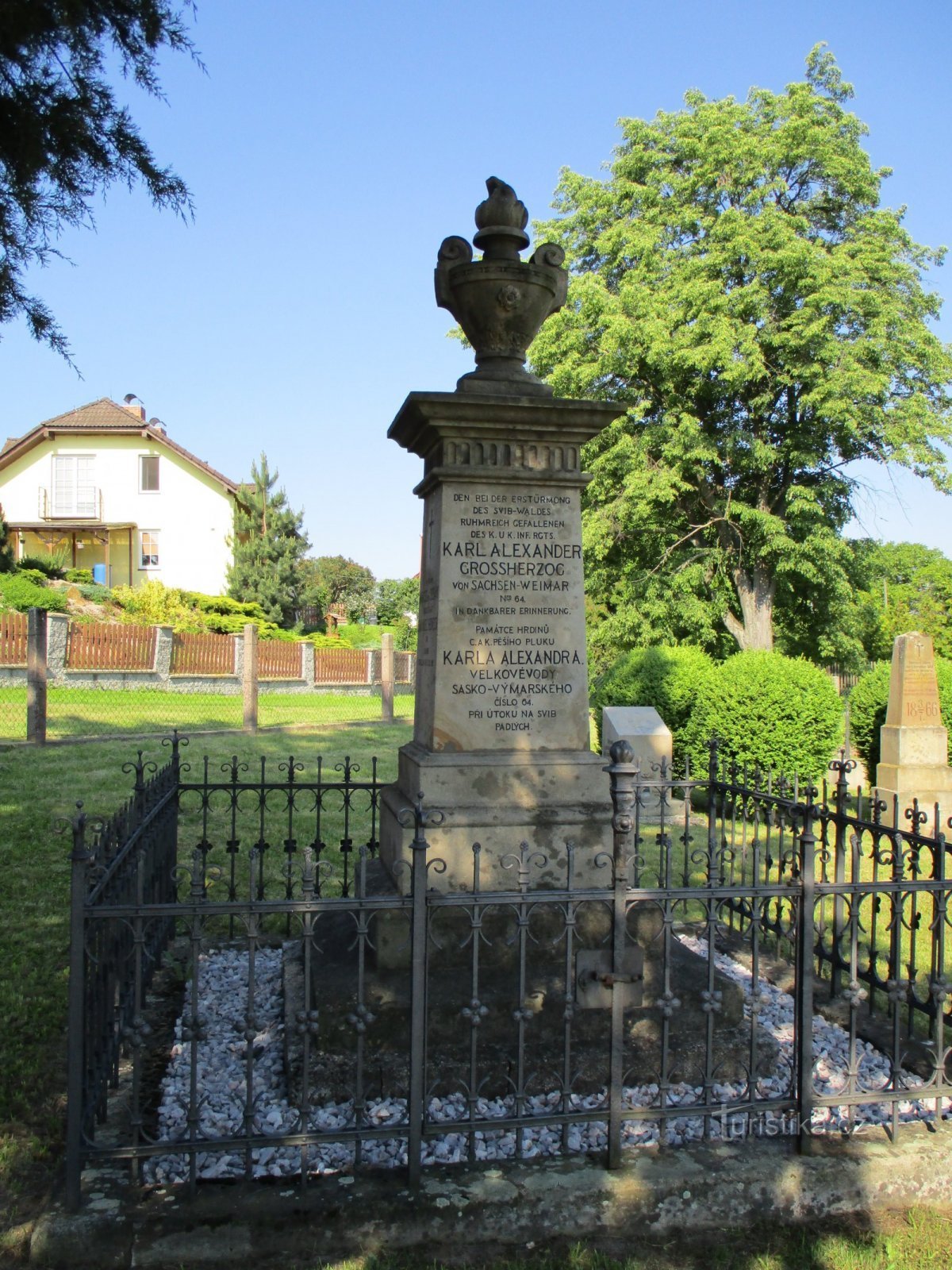 Военное кладбище (Маслоеды)