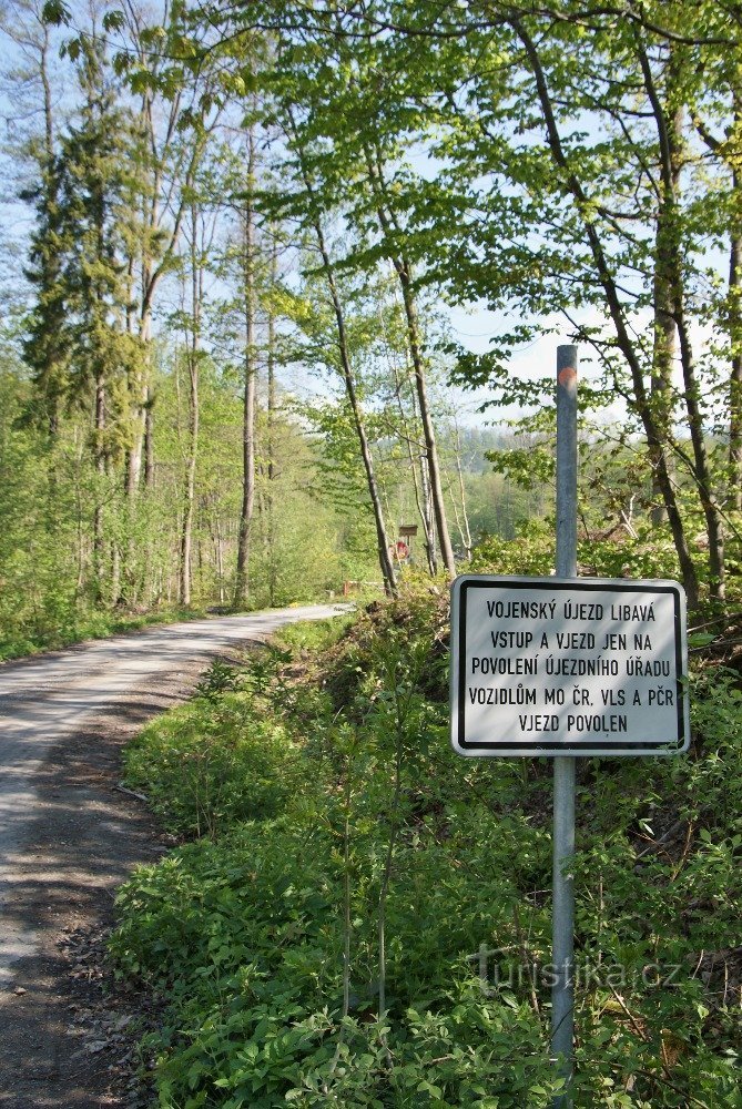 À travers le district militaire de Libavá jusqu'à Bílý kámen