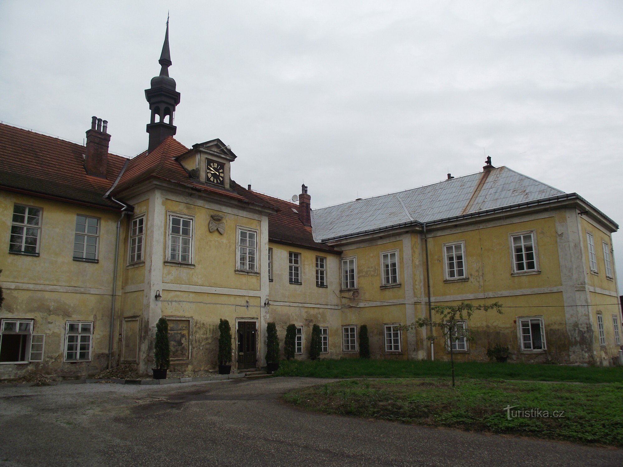Vokšice - castillo y galería Kovošrot
