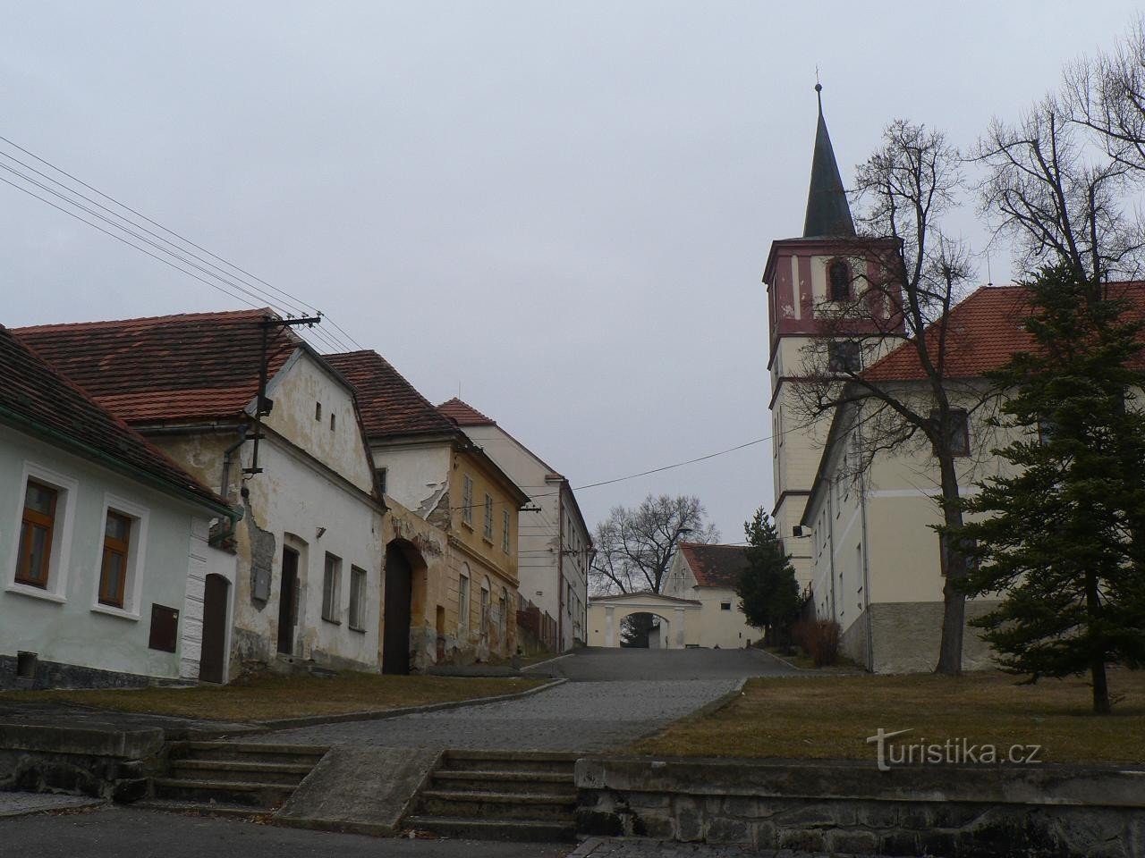 Volenice, a falu része a templom mellett