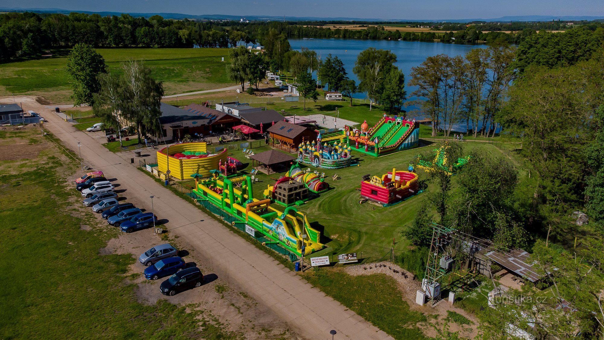 Zone de loisirs sur Spravčák avec un paradis gonflable pour les enfants et un restaurant