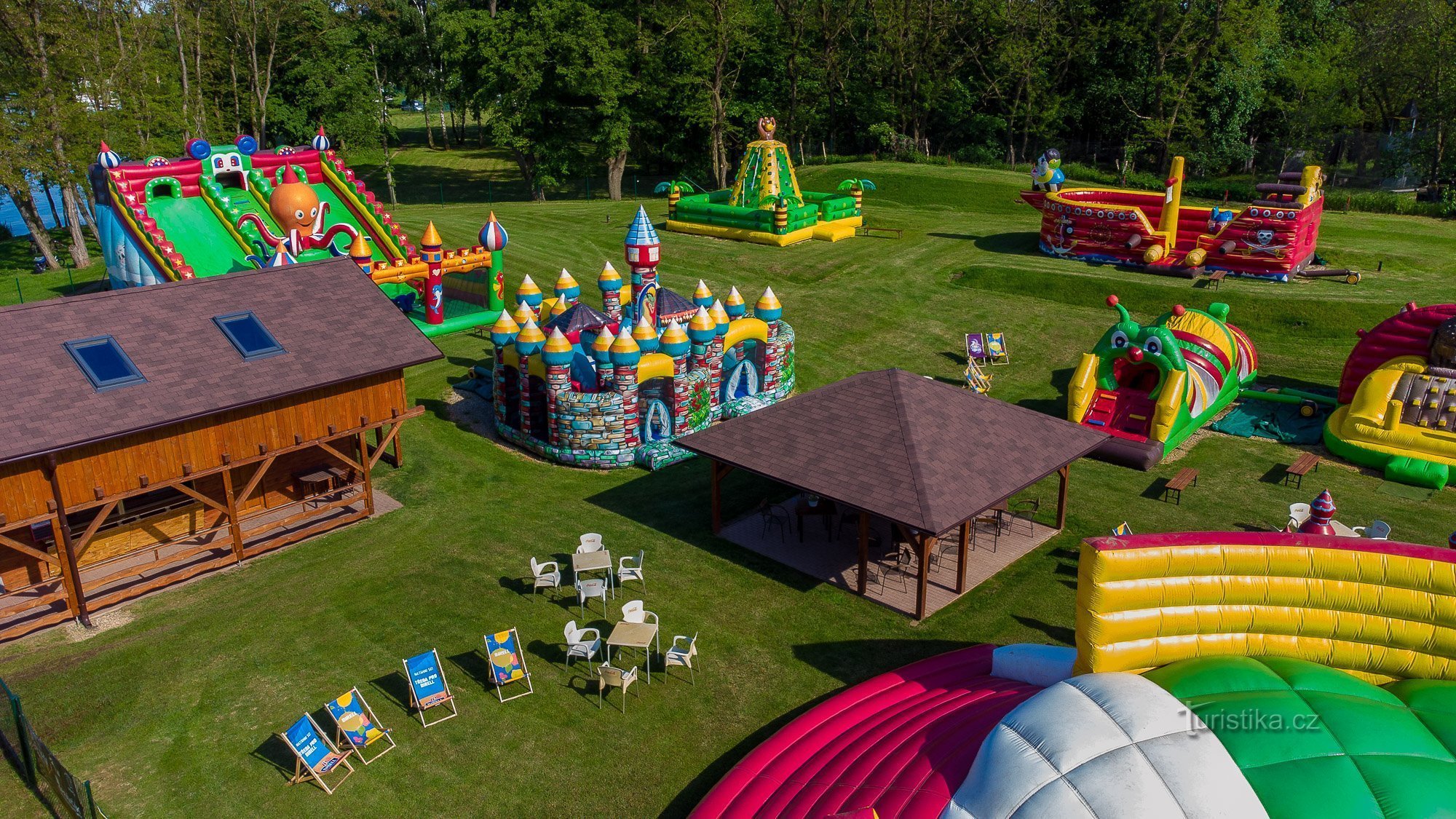 Zone de loisirs sur Spravčák avec un paradis gonflable pour les enfants et un restaurant