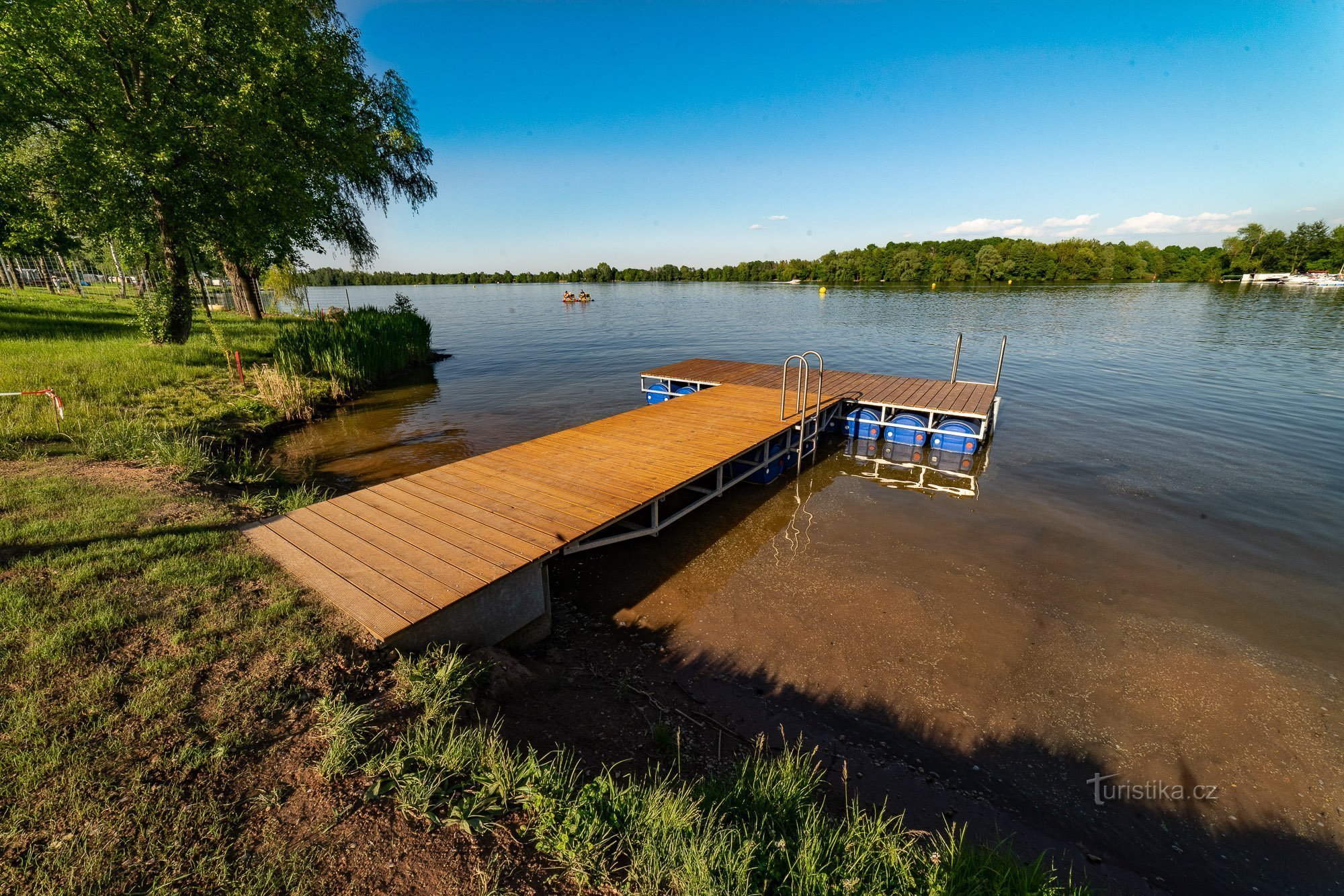 Zona de agrement pe Spravčák cu un paradis gonflabil pentru copii și un restaurant