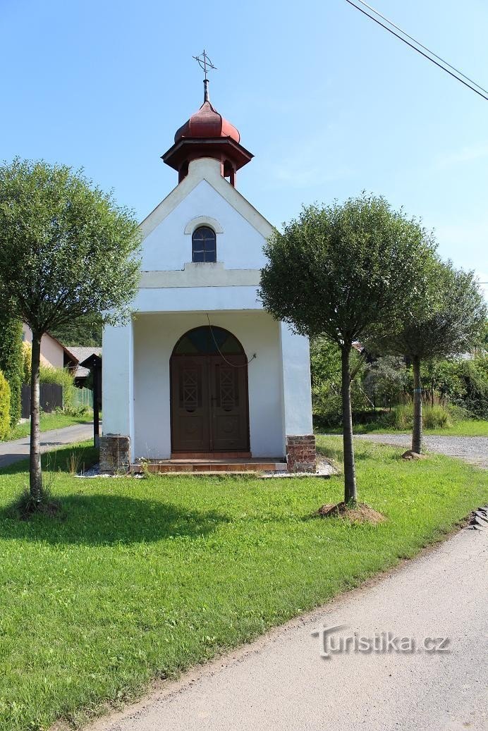 Vosí, frente a la capilla