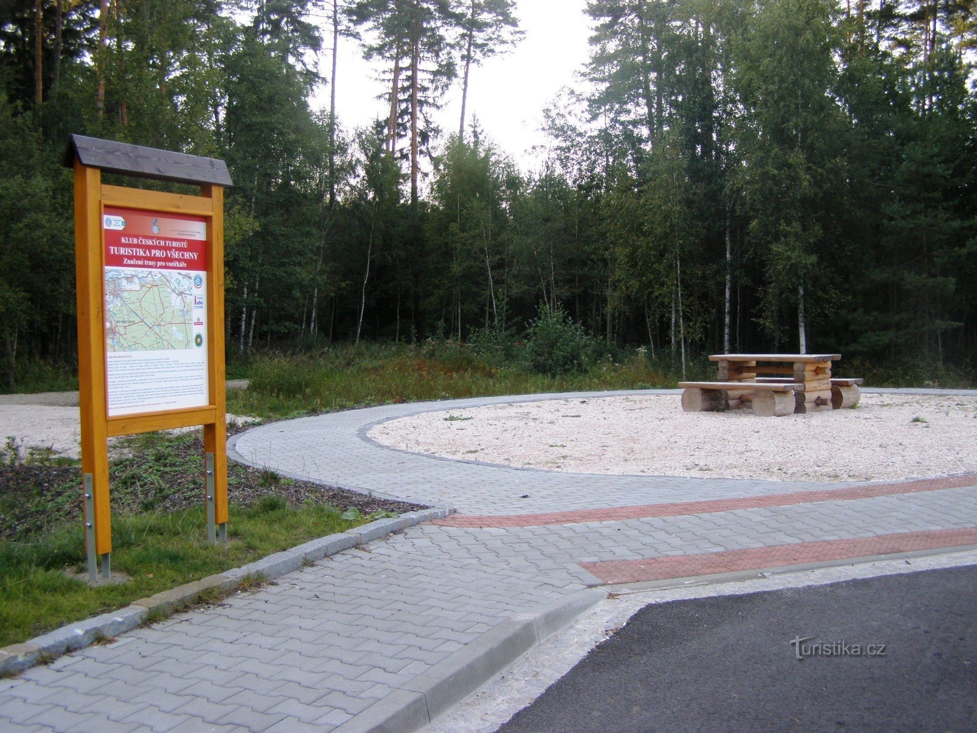 Đường mòn dành cho xe lăn trong rừng Hradec Králové