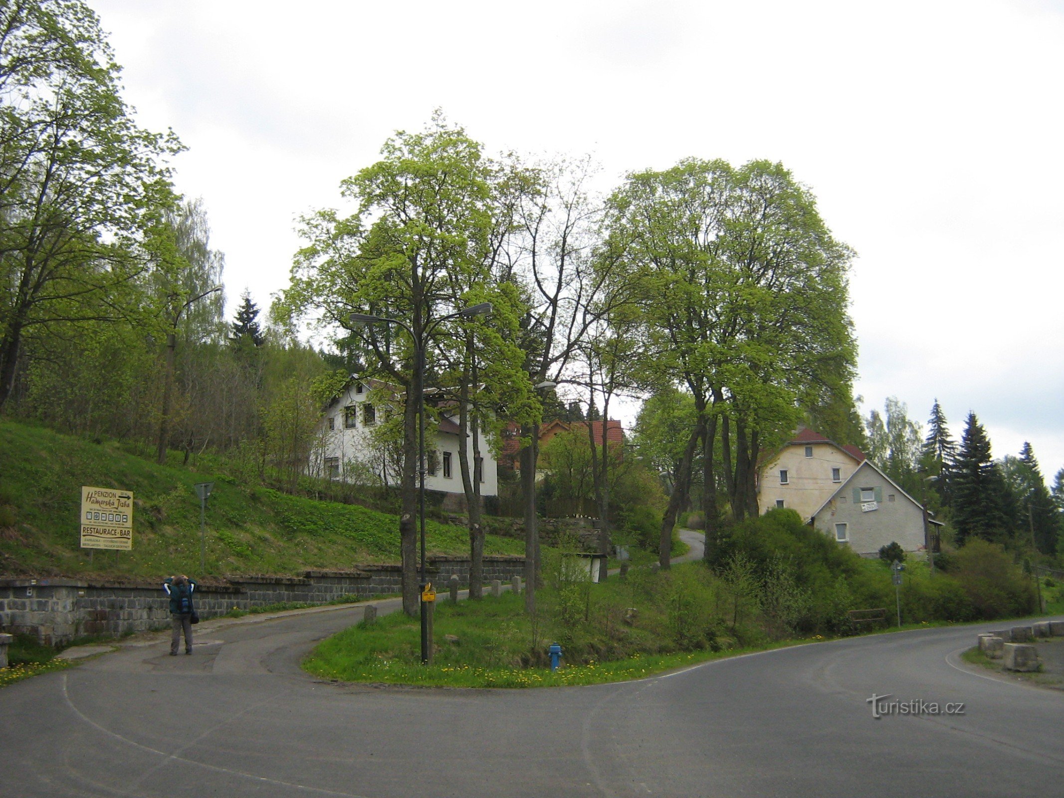 Jobb oldalon a parkoló, bal oldalon az állomáshoz vezető út