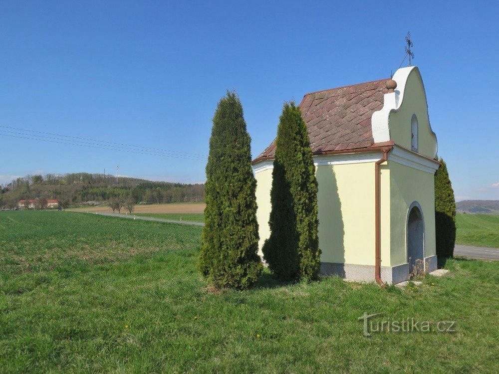 în dreapta capela, în stânga Cimburk și orașul Trnávka