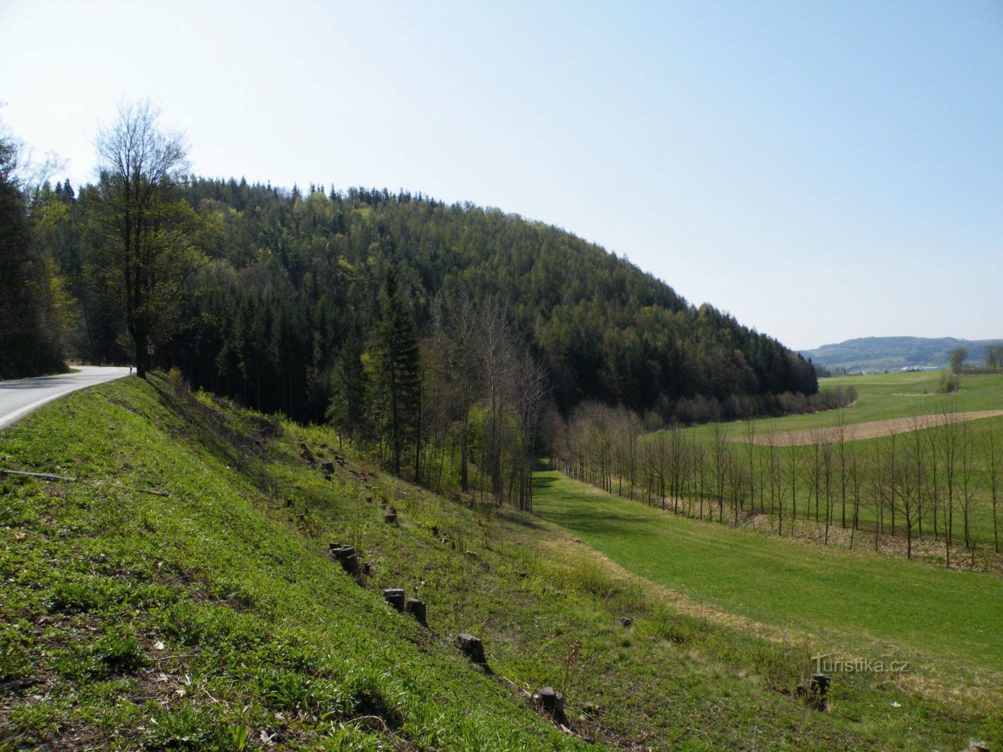 Rechts Štíty, links weg nr. 11 naar Hambalek