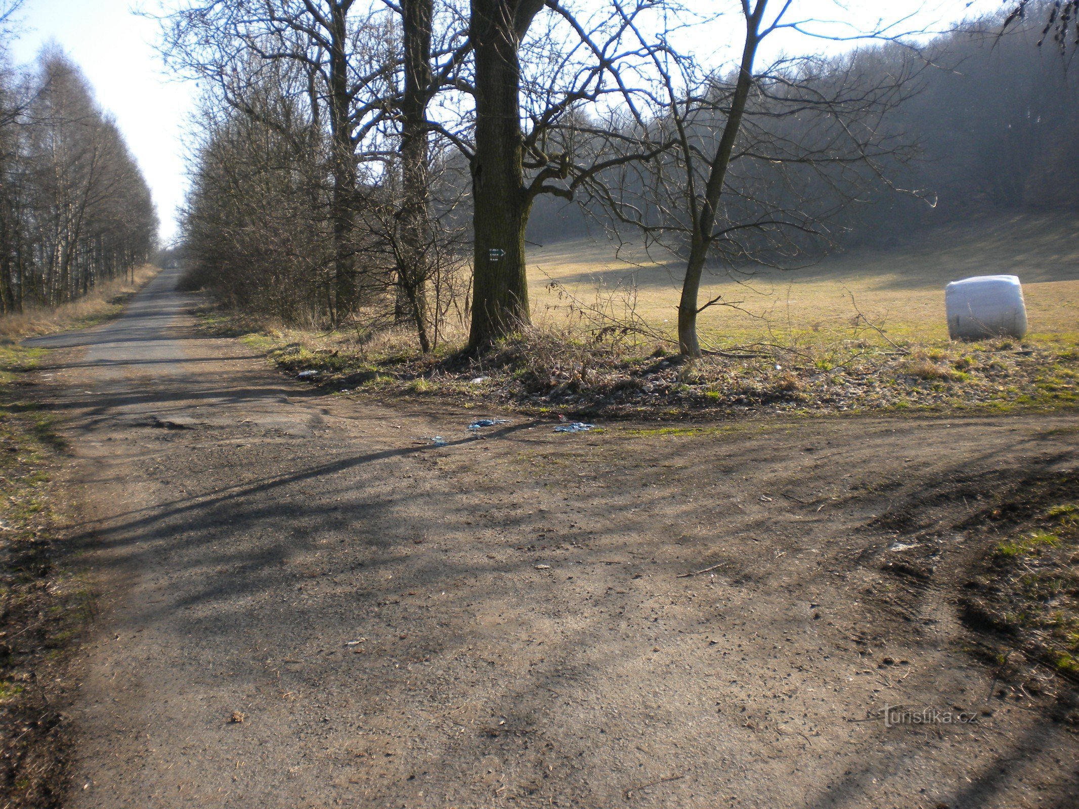 De weg naar Bílka begint aan de rechterkant.