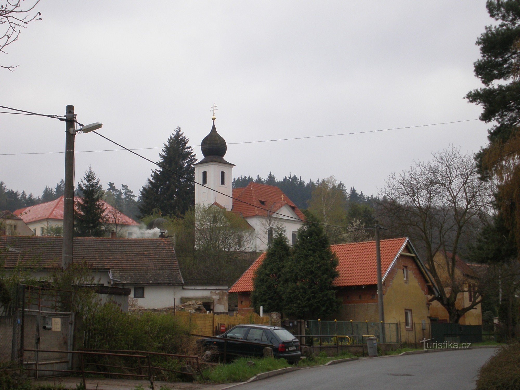 Vrané nad Vltavou với một nhà thờ