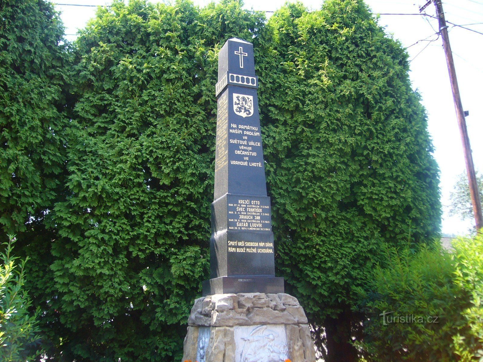 Vranová Lhota - monumento a los caídos en la calle 2nd St. cilindros