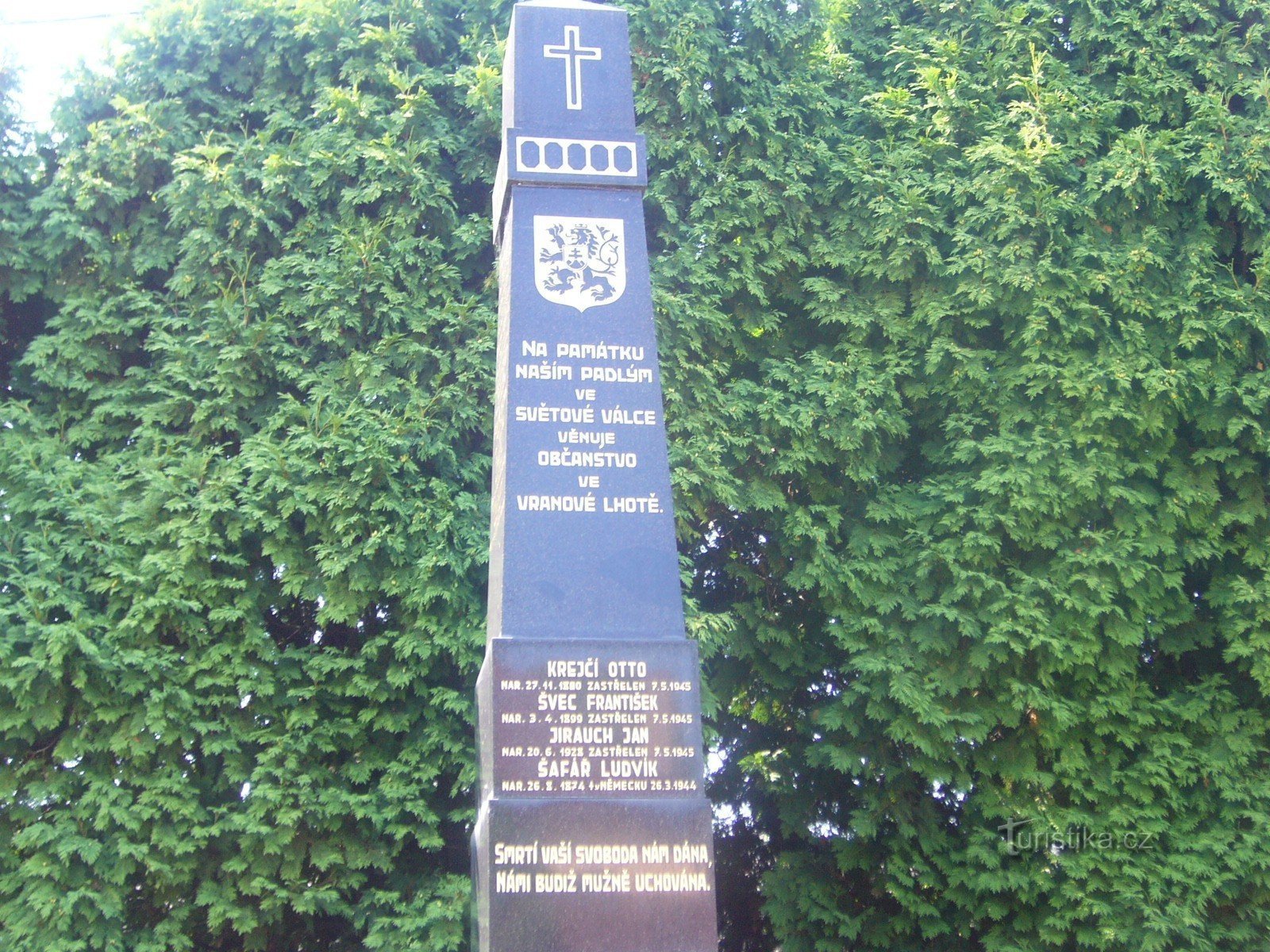 Vranová Lhota - monumento a los caídos en la calle 2nd St. cilindros