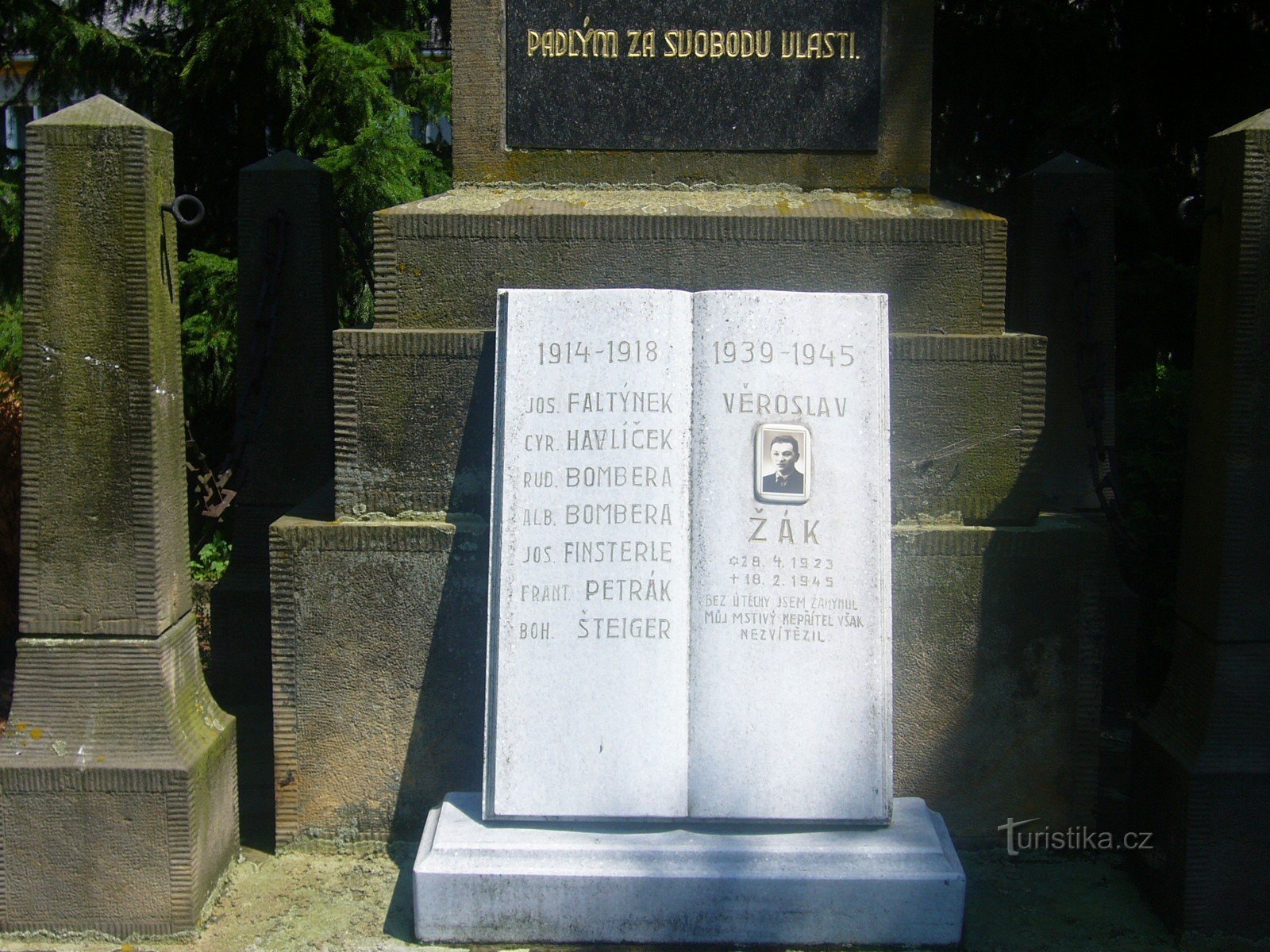 Vranová - monumento a los caídos en el 1er St. cilindros