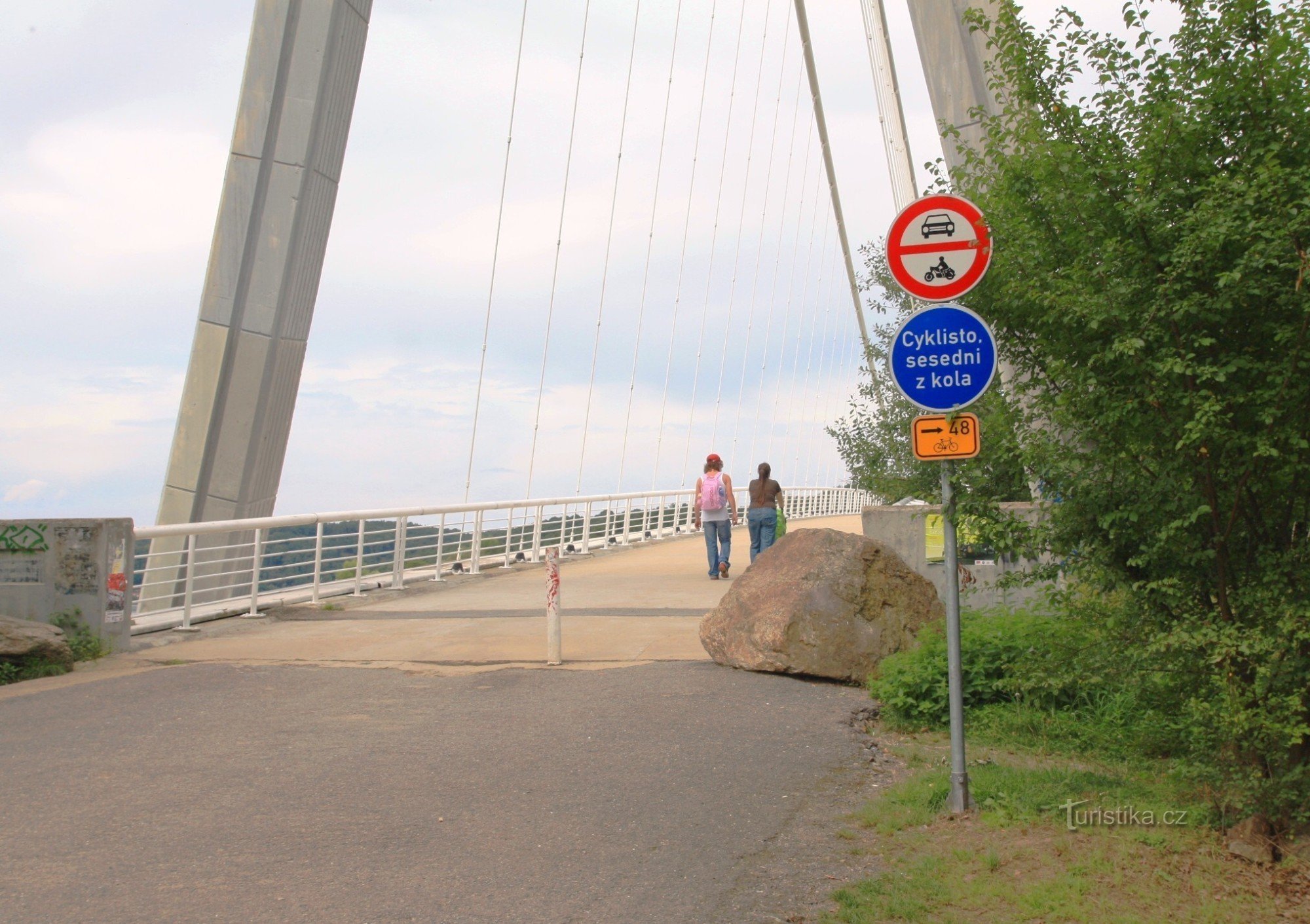 Barragem de Vranovská - passarela sobre a baía suíça