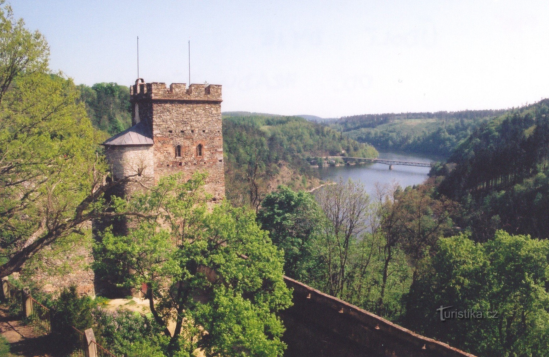 Embalse de Vranovská desde el castillo de Bítov