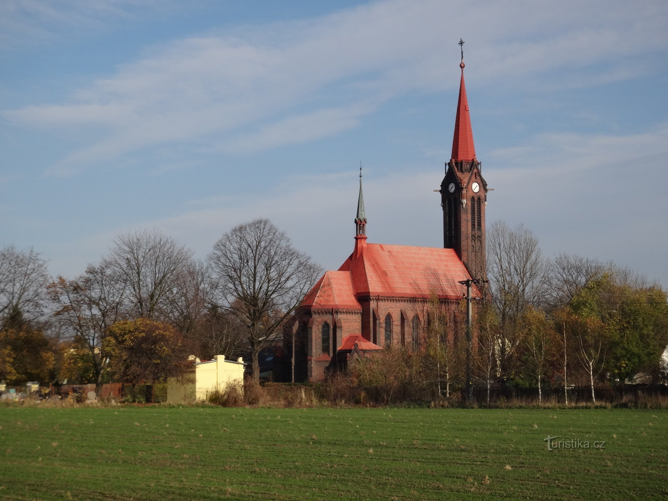 Vrbice, église St. Catherine d'Alexandrie et St. Rue Jacob, vue du lac