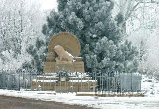 Vrbice - monument restauré aux victimes du 1er St. guerre avec le lion