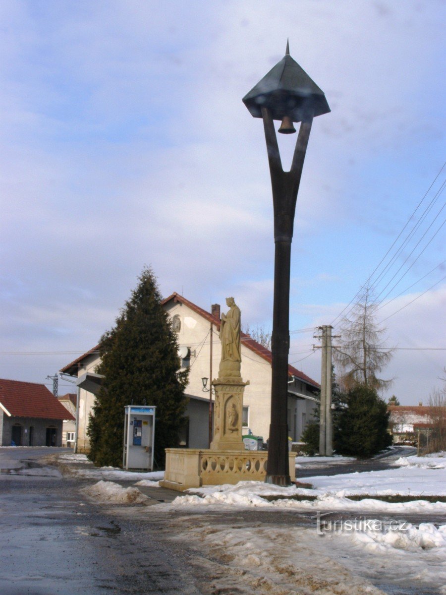 Vrbice - eine Statue der Jungfrau Maria mit einer Glocke