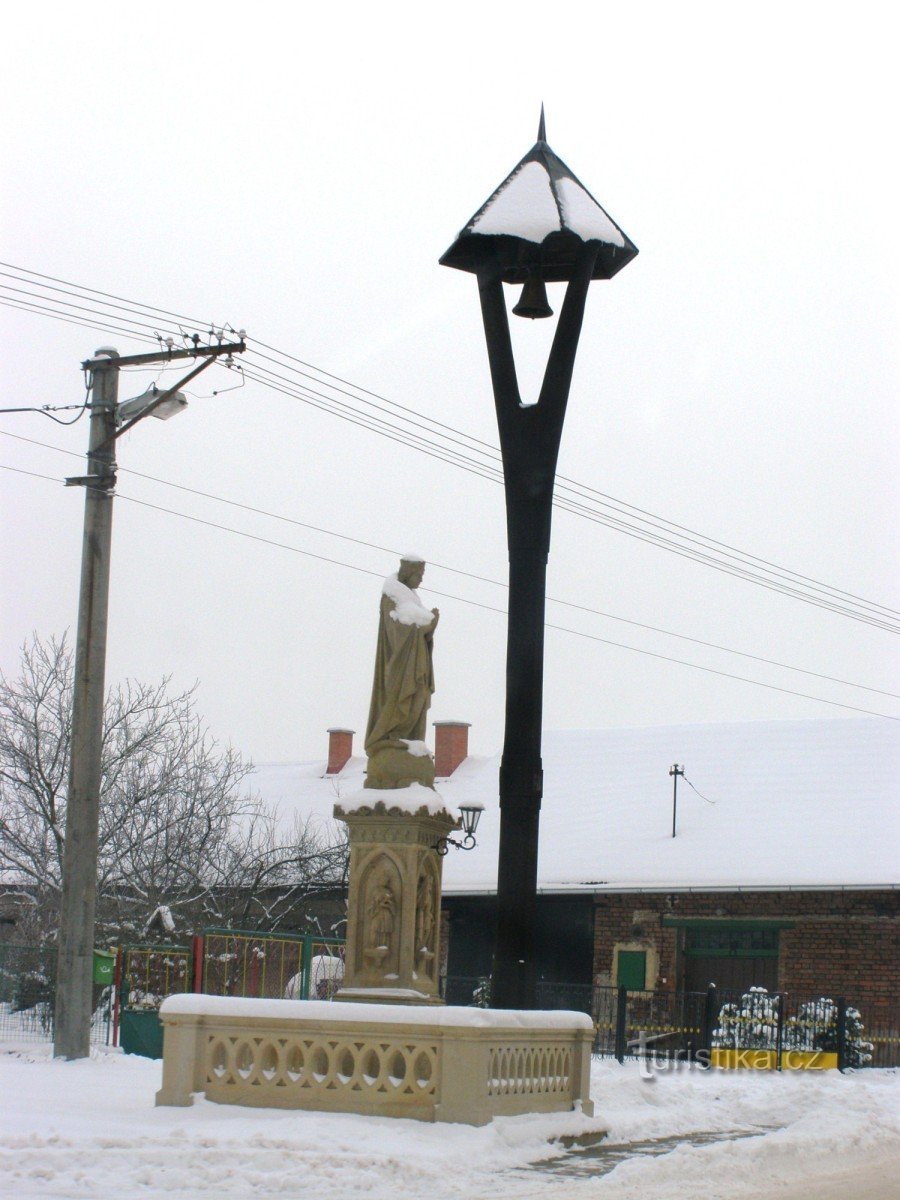 Vrbice - eine Statue der Jungfrau Maria mit einer Glocke
