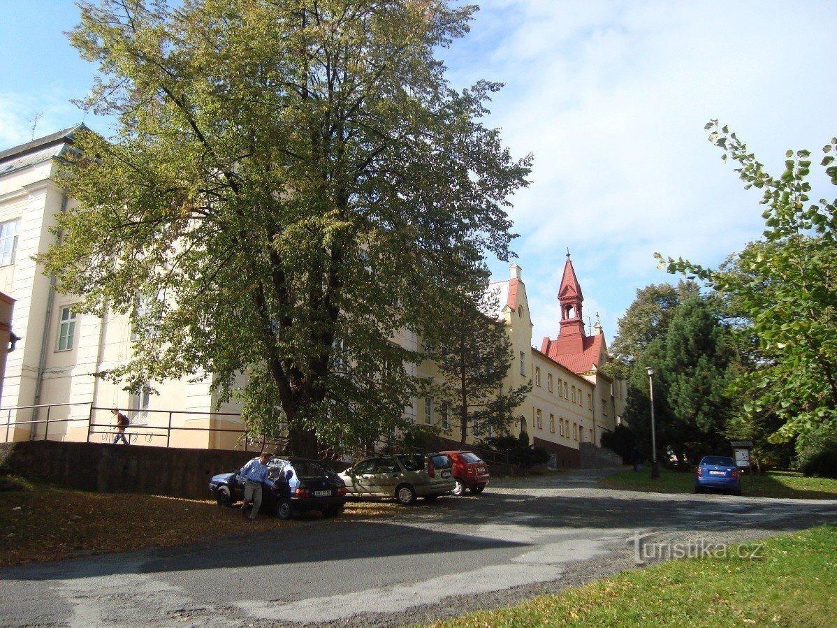 Vrbno pod Pod Pradědem-voormalige meisjesschool en klooster van de Zusters van Barmhartigheid-gymnasium