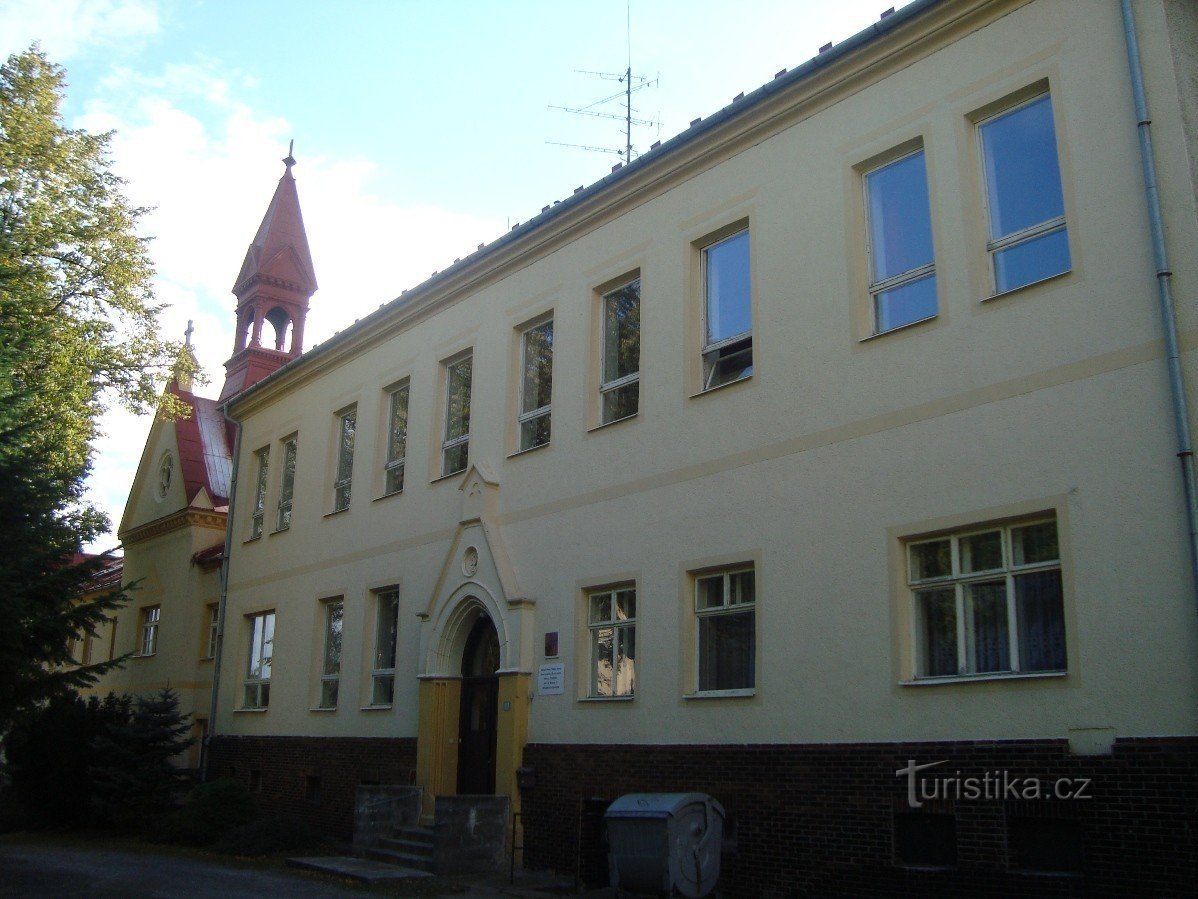 Врбно-под-Под-Прадедем-бывшая женская школа и монастырь сестер милосердия-гимназия