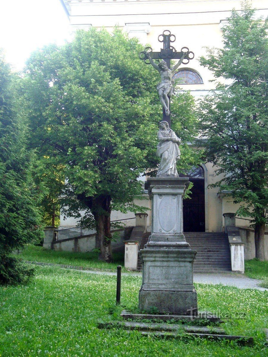 Vrbno pod Pradědem - σταυρός από το 1825 μπροστά από την εκκλησία του St. Μιχάλα-Φωτογραφία: Ulrych Mir.
