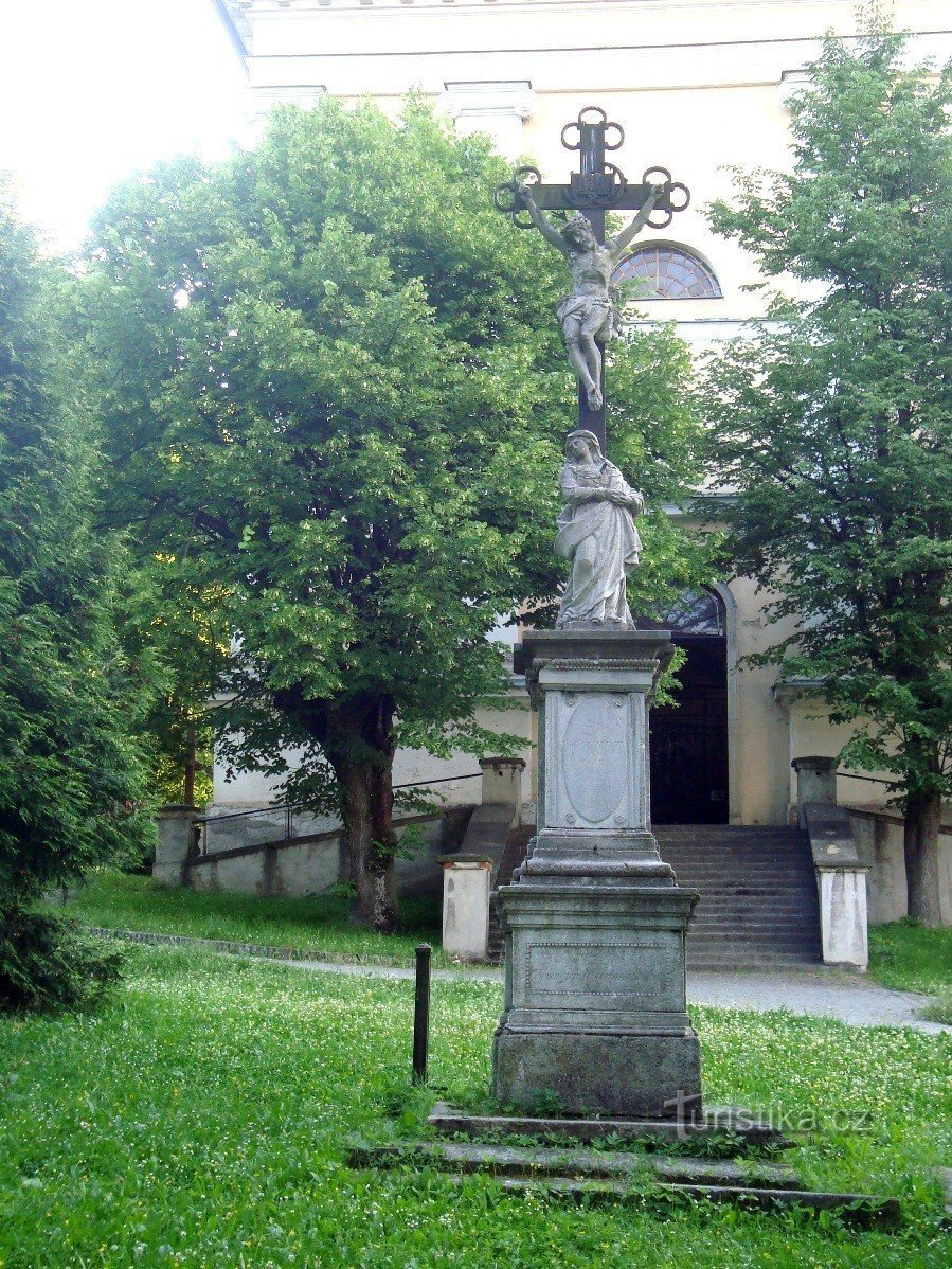 Vrbno pod Pradědem - croce del 1825 davanti alla chiesa di S. Michala-Foto: Ulrych Mir.