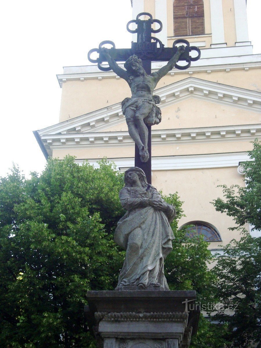 Vrbno pod Pradědem - kors från 1825 framför kyrkan St. Michala-Foto: Ulrych Mir.