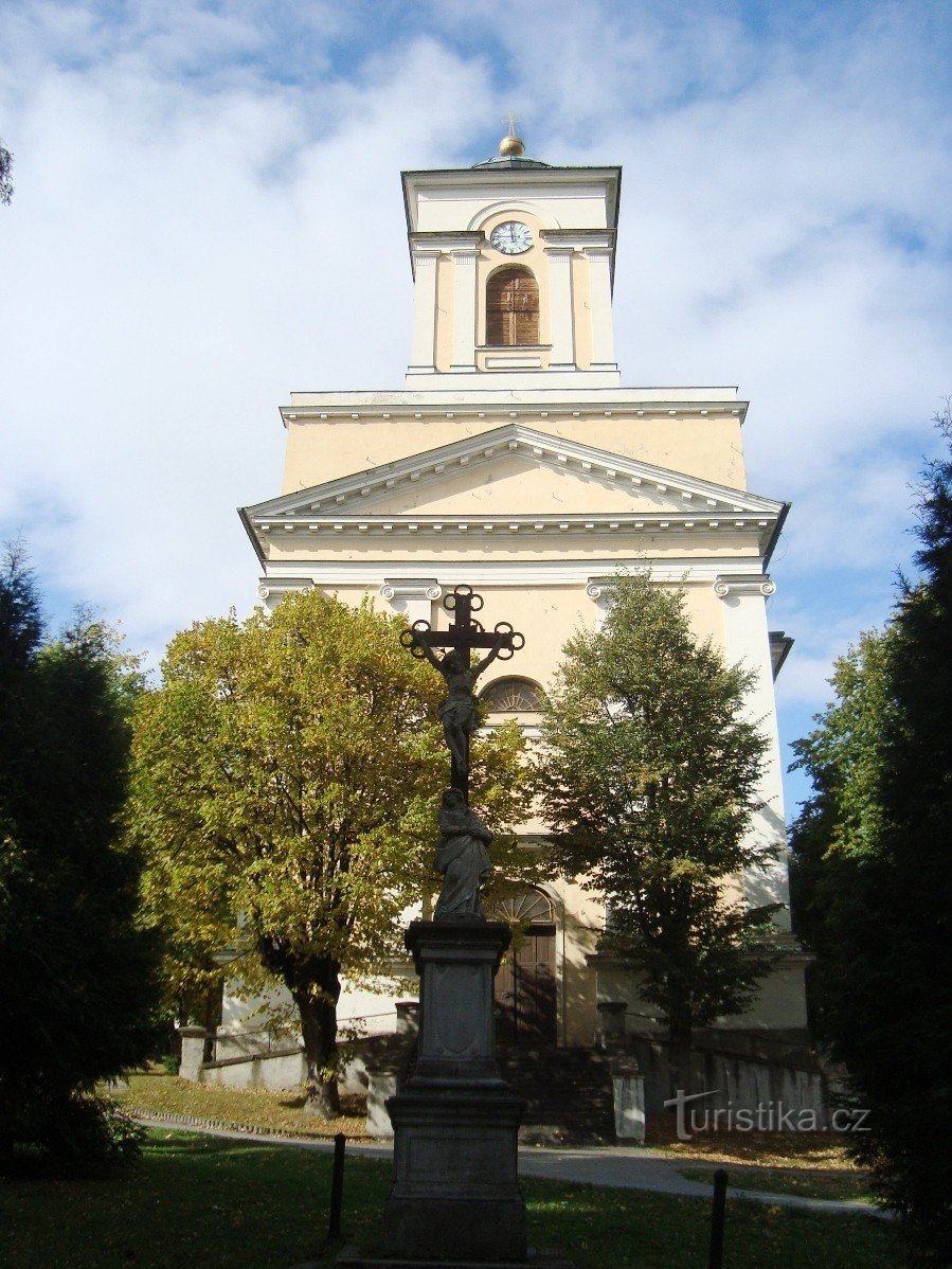 Vrbno pod Pradědem - kors från 1825 framför kyrkan St. Michala-Foto: Ulrych Mir.