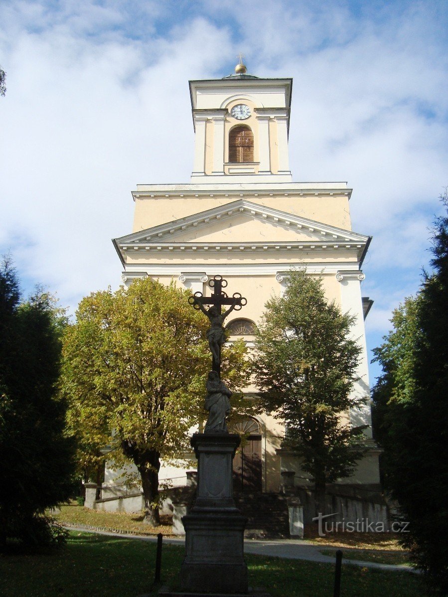 Vrbno pod Pradědem - Kreuz aus dem Jahr 1825 vor der Kirche St. Michala-Foto: Ulrych Mir.