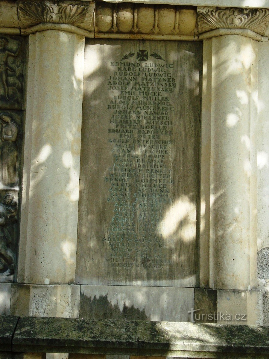 Vrbno pod Pradědem - monument aux victimes de la Première Guerre mondiale - Photo : Ulrych Mir.