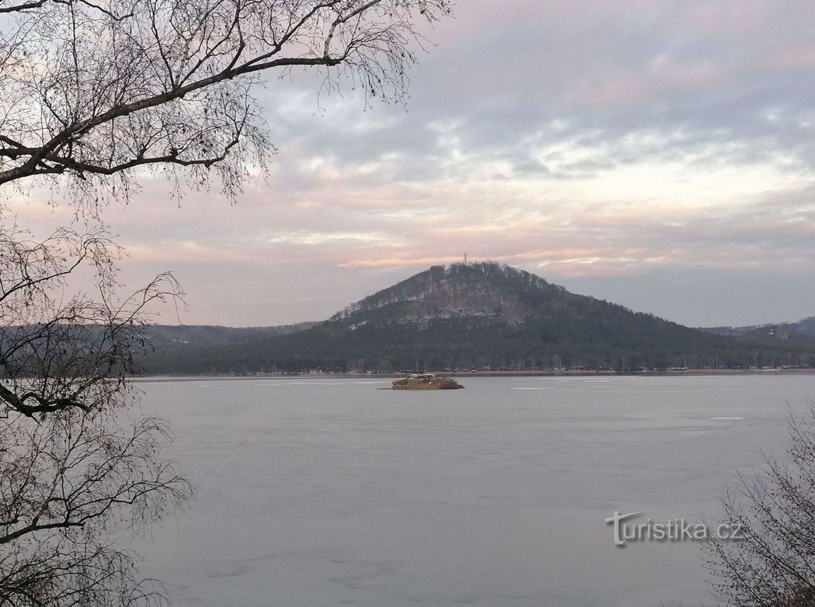 Monte Borný cerca del lago Mách (446 msnm)