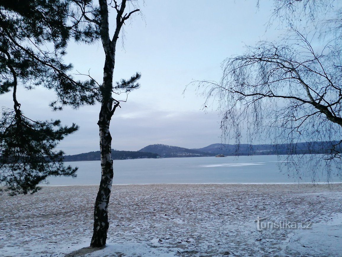 Monte Borný cerca del lago Mách (446 msnm)