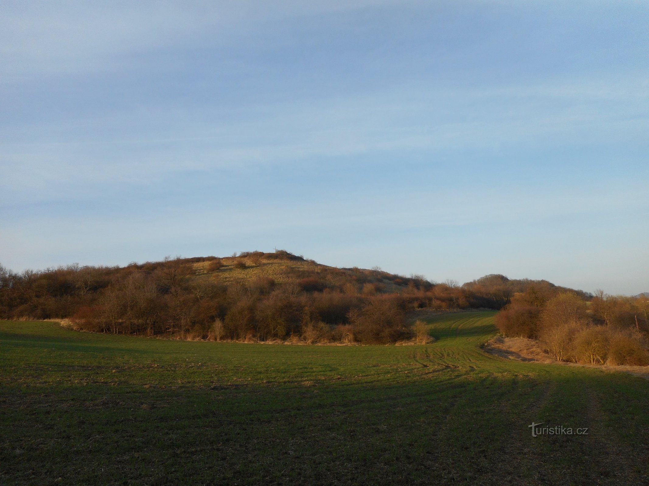 Kořínka-heuvel vanuit het zuiden, vanaf de spoorwegovergang boven Chotimerí.