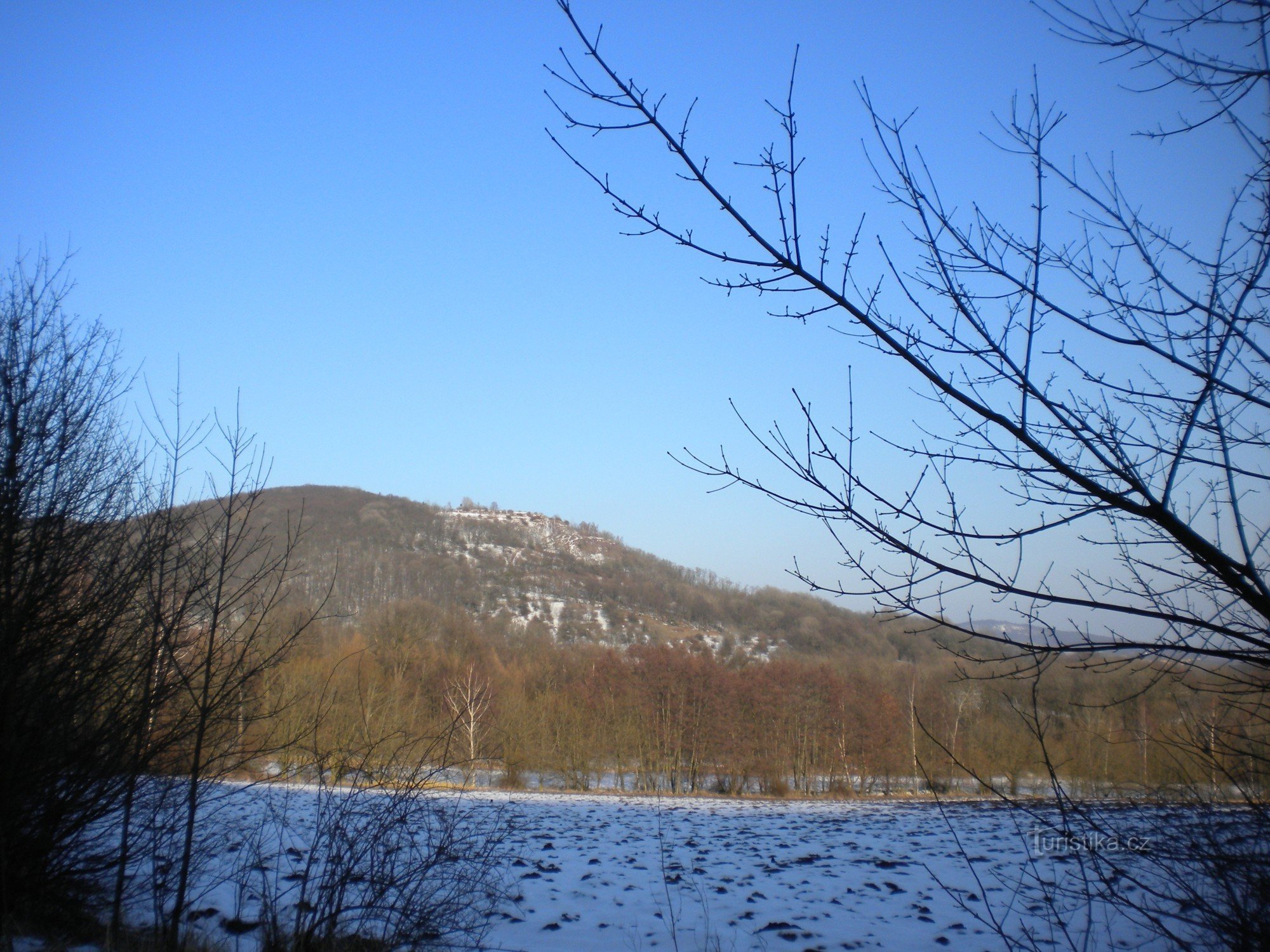 Kubačka-Hügel von der Straße zum Steinbruch.