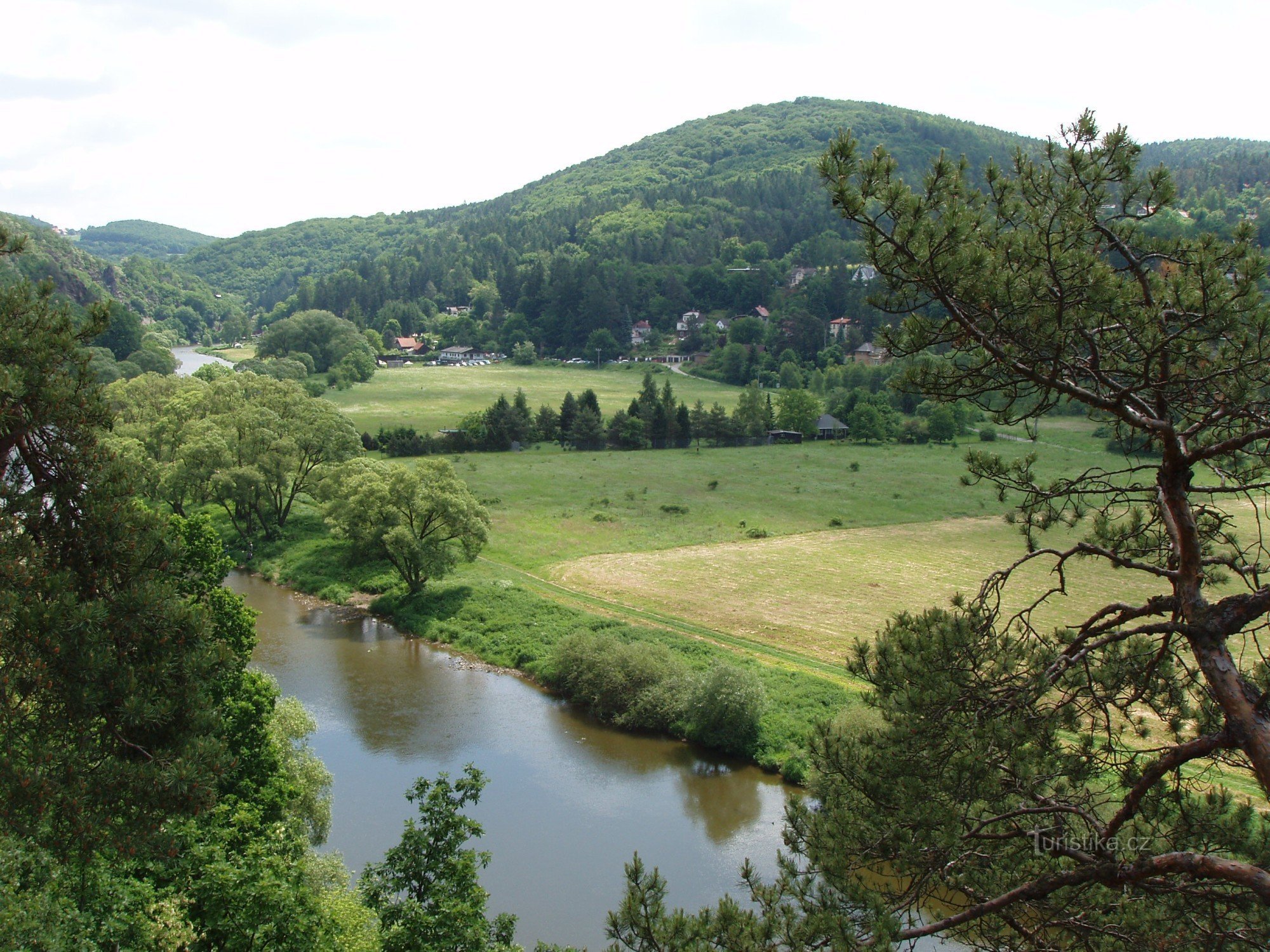 Colline de Medník depuis l'arrêt Petrov u Prahy