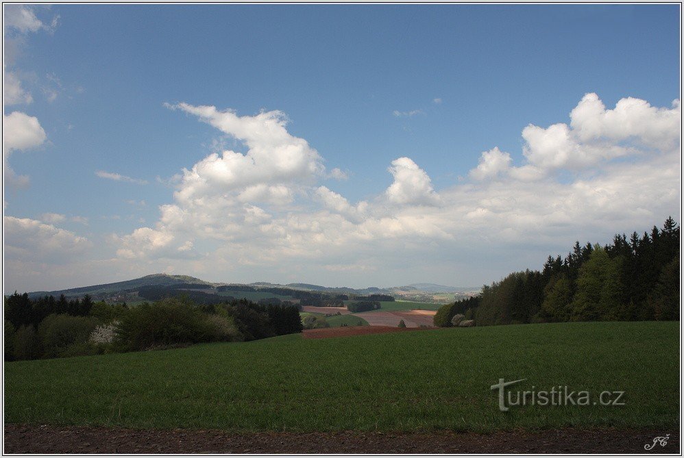 Góra Tábor ze ścieżki pod Kumburkiem