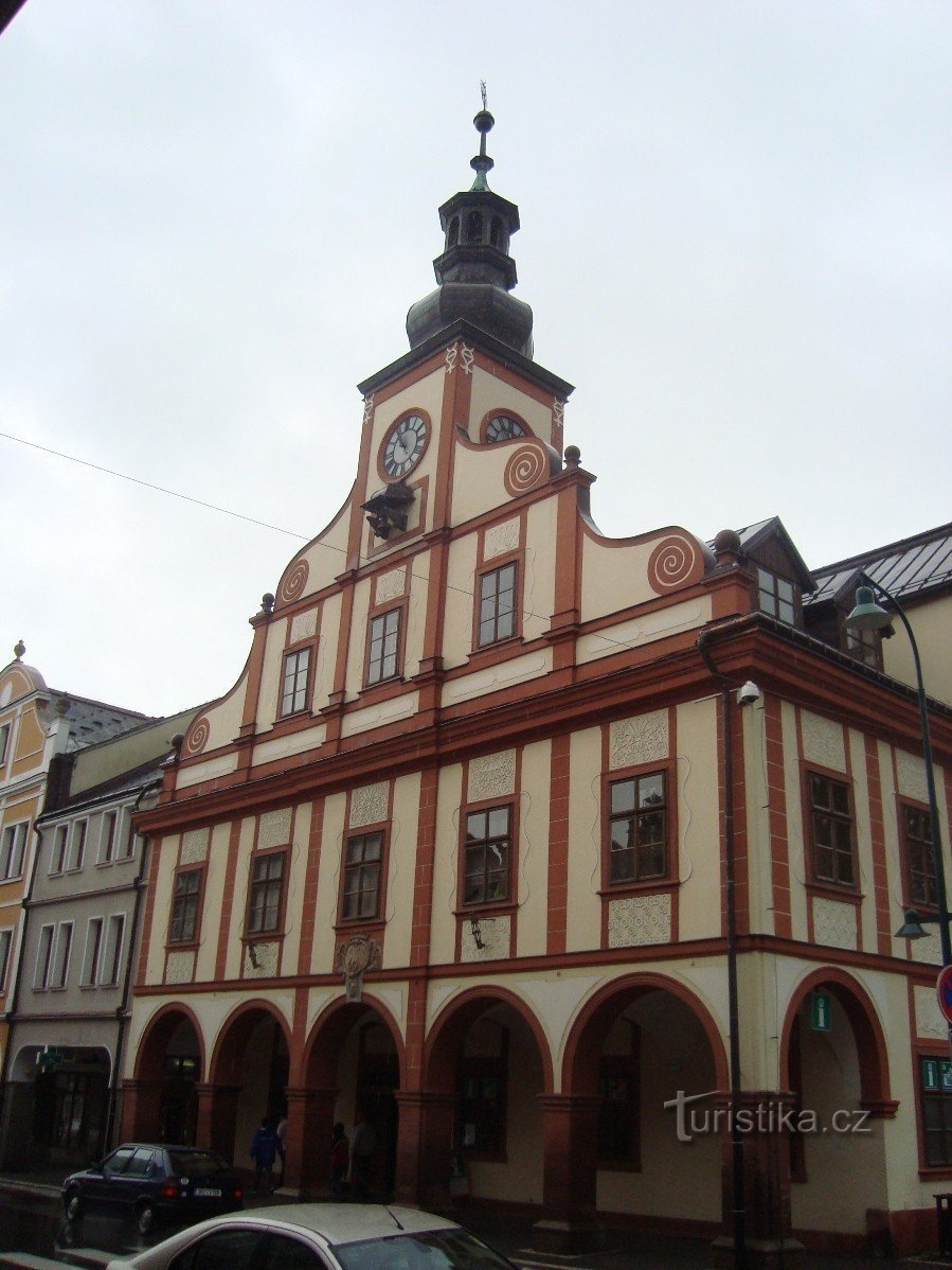 Vrchlabí-neo-Renaissance Nieuw stadhuis uit 1737 - Foto: Ulrych Mir.