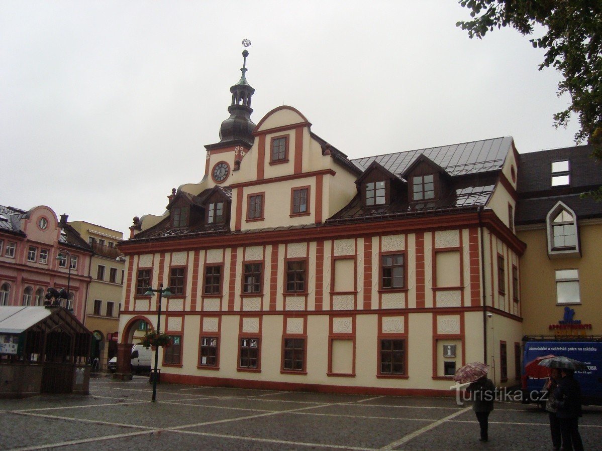 Vrchlabí-neo-Renaissance Nieuw stadhuis uit 1737 - Foto: Ulrych Mir.
