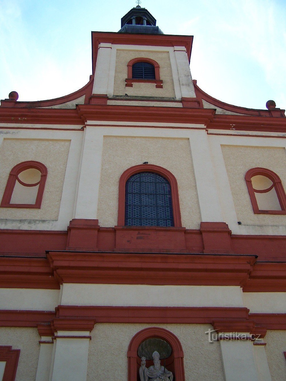 Vrchlabí - Pyhän luostarin kirkon julkisivu. Augustine