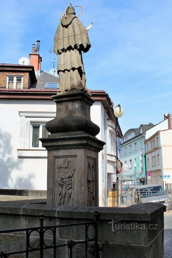 Vrchlabí, άγαλμα του Αγ. Ο Ιωάννης του Νεπομούκ πίσω