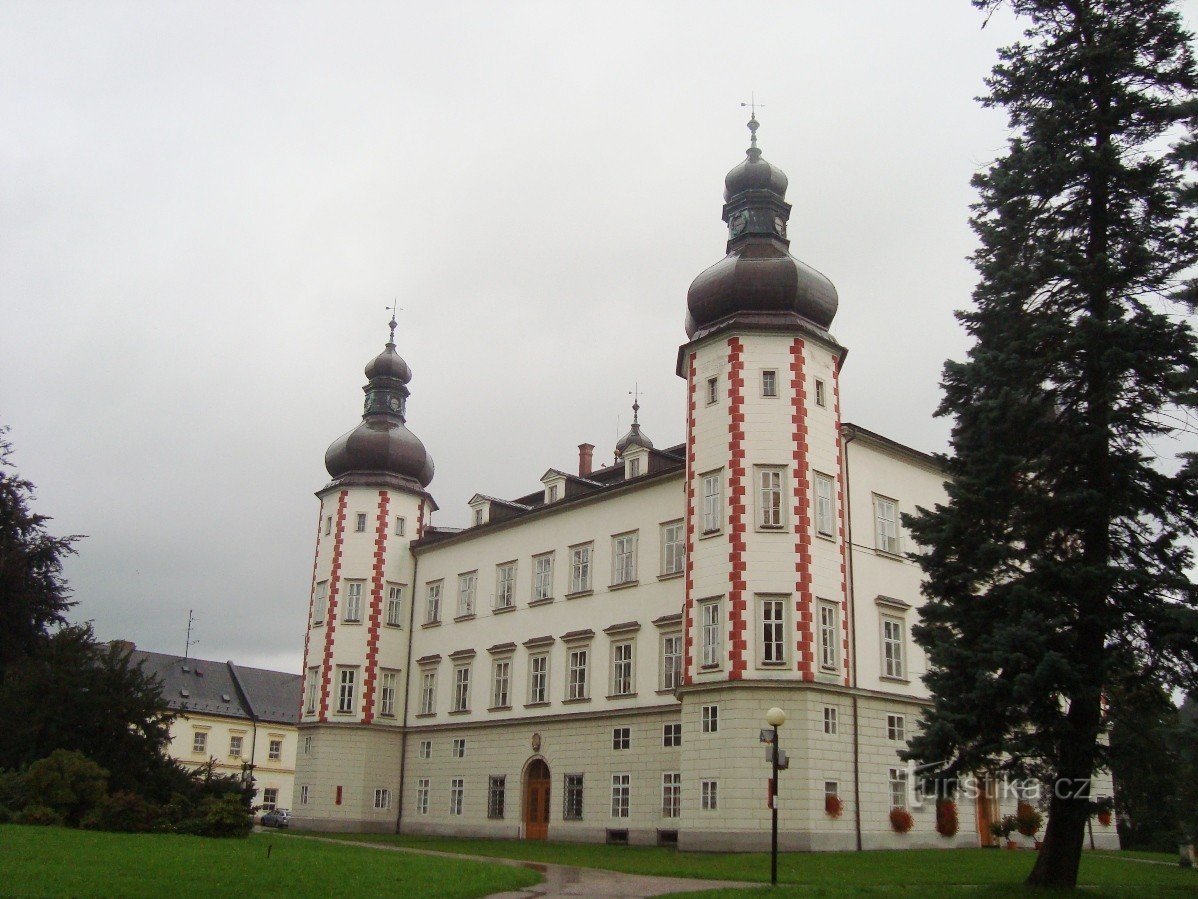 Vrchlabí-Schloss-Westfassade mit Eingang vom Park-Foto: Ulrych Mir.