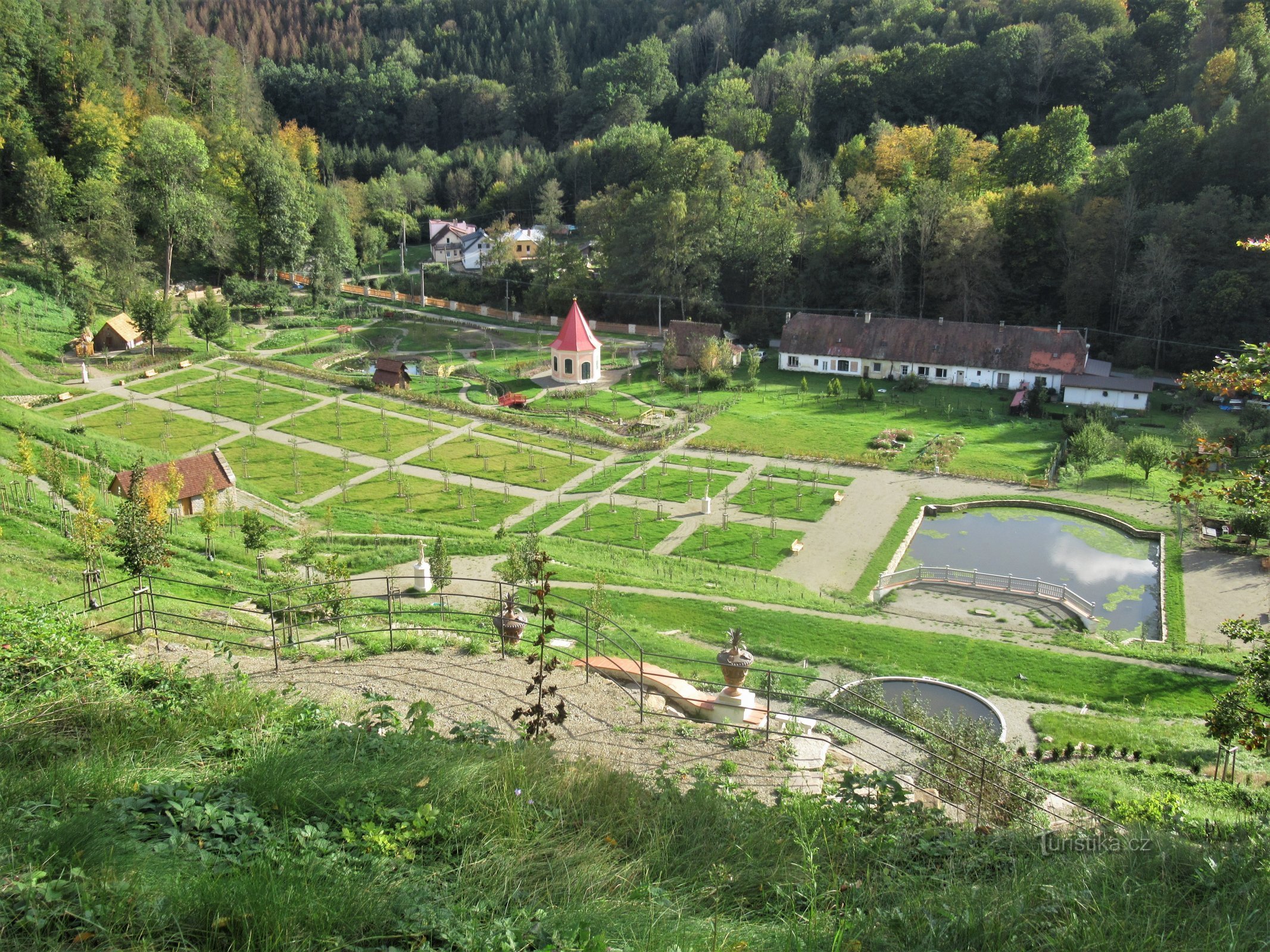 Giardino ornamentale sul tetto nell'autunno 2020