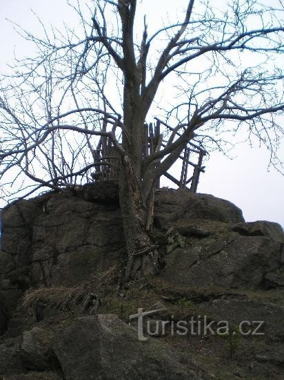 Toppen af ​​Kamenec: Skála Na Kamenec med resterne af en bjælkehytte