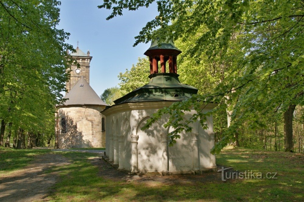 der Gipfel Křížová hora mit der Kreuzigungskapelle und dem Heiligen Grab